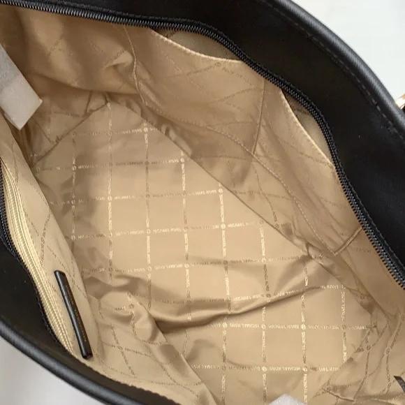 MICHAEL KORS OUTLET
Jet Set Travel Large Logo Tote Bag - Picture 14 of 14